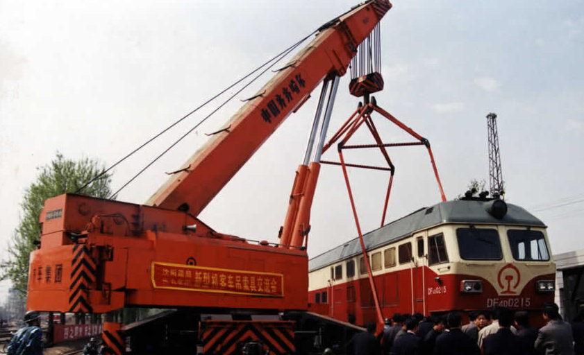 沈陽鐵路東方4型138噸機(jī)車整體吊裝